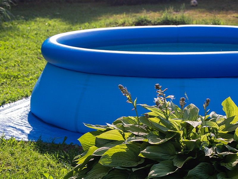 So reinigen Sie einen aufblasbaren Pool