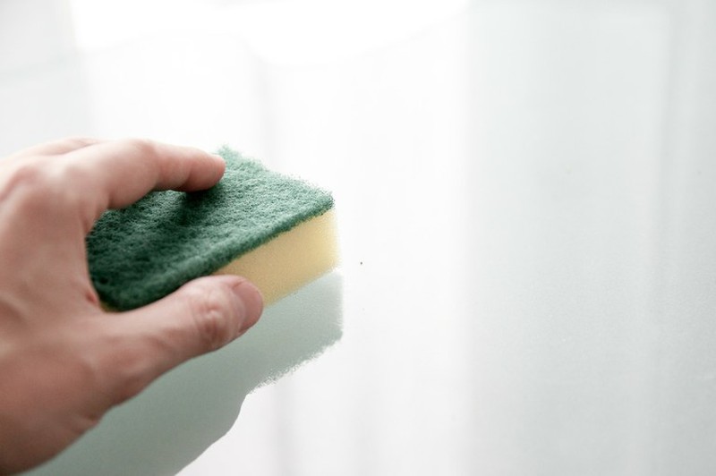 Remove stains from the wall