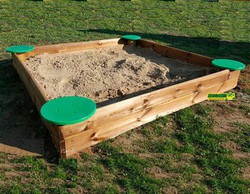 Το ξύλινο sandbox MS Deluxe δημόσιας χρήσης με άγκυρες περιλαμβάνει πλαστικά καθίσματα