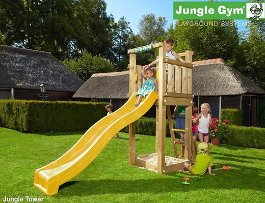 Plac zabaw w wieży gimnastycznej w dżungli