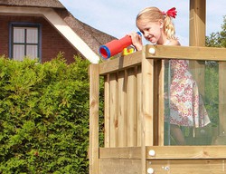 Spielplatz mit Balkonhausbalkon